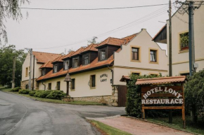 Hotel Lony, Mochov